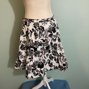 Talbots 
14 P black and white skirt
Approx 21 inches